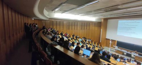 un cours magistral amphi Pasteur